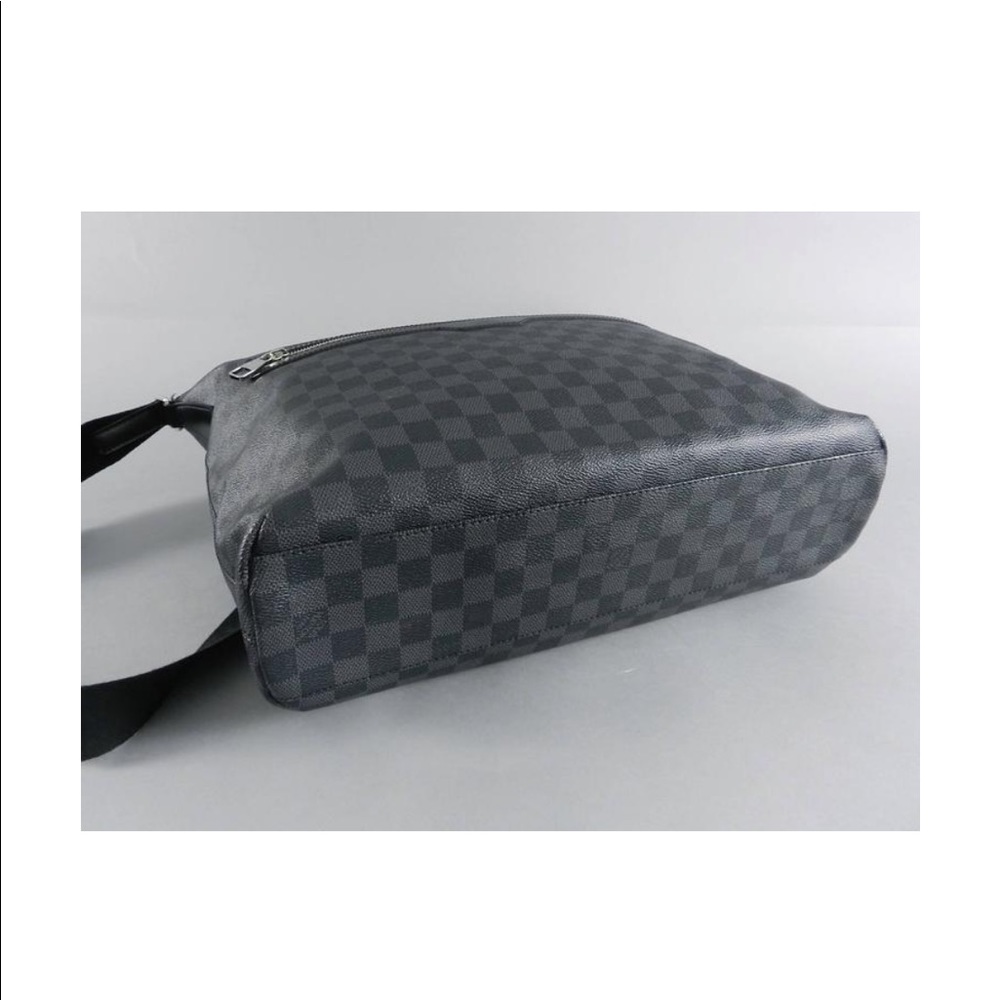 LOUIS VUITTON Unisex Graphite Damier Messenger Bag - Picture 6 of 8